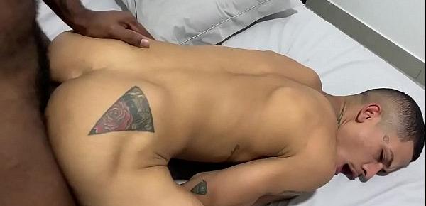  Cafuçu tatuado dando rola pro novinho safado do Rio de Janeiro